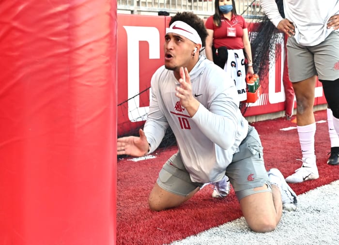 Washington State edge rusher Ron Stone warming up